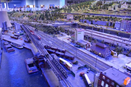 Loxx am Alex - Miniatur Welten Berlin