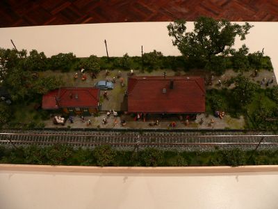 Diorama - Haltepunkt an einer Bahnlinie