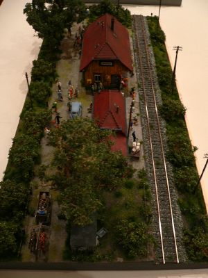 Diorama - Haltepunkt an einer Bahnlinie
