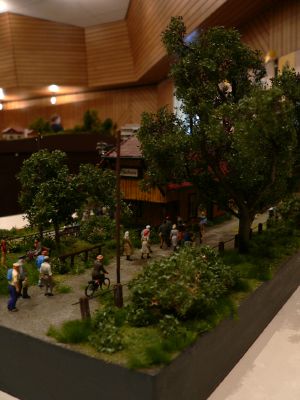 Diorama - Haltepunkt an einer Bahnlinie