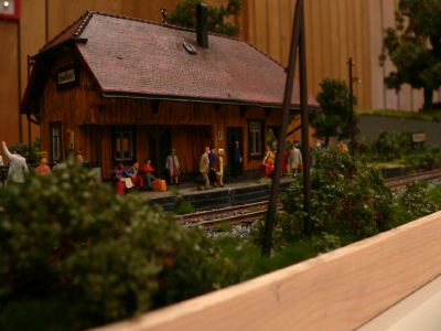 Diorama - Haltepunkt an einer Bahnlinie